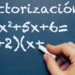 Factorización de polinomios: Estrategias y técnicas fundamentales