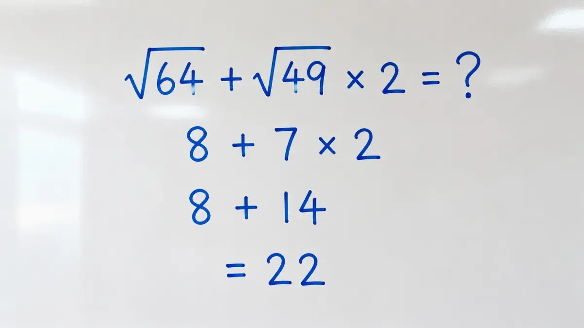 Pizarra blanca con la resolución de √64 + √49 × 2 y resultado 22